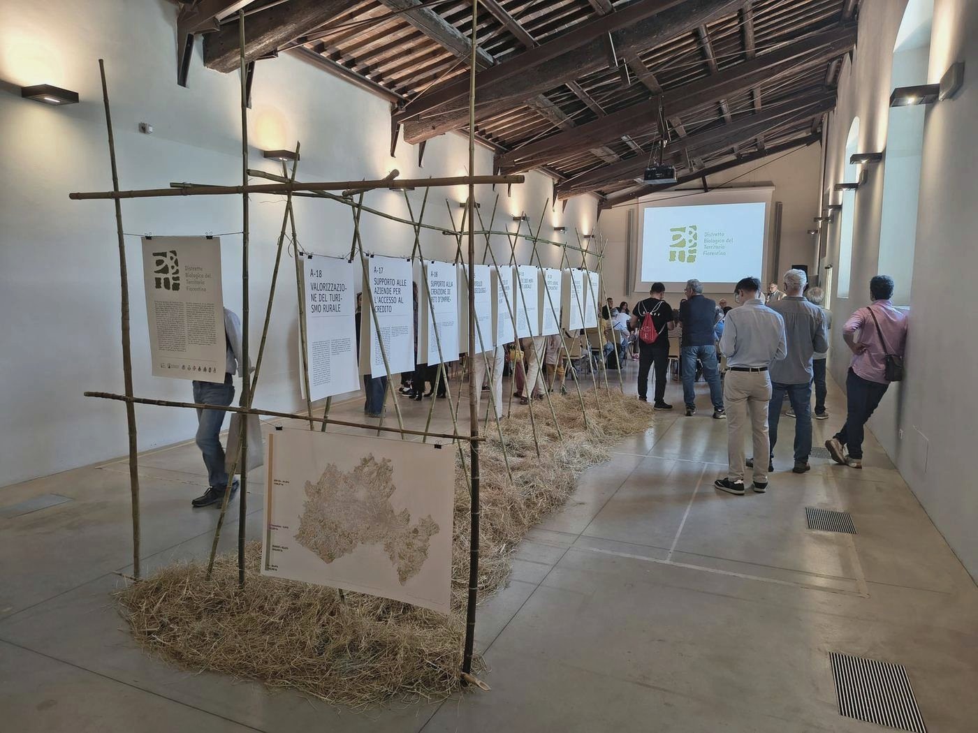 Presentazione pubblica del Piano, con le schede delle Linee di Azione esposte su strutture in canna e paglia.